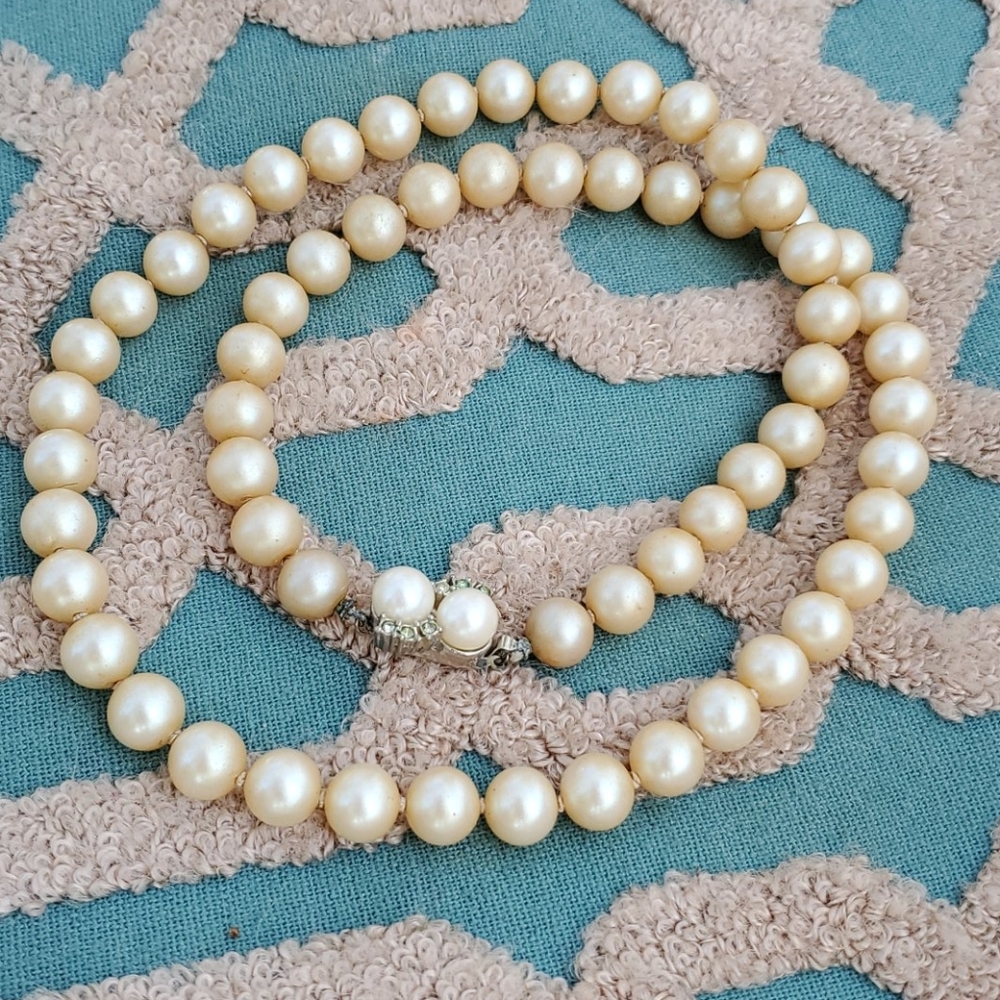 Vintage knotted glass cream pearl necklace